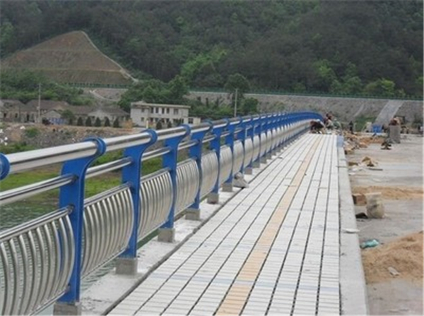 唐山不锈钢桥梁护栏的特性及其在现代建筑中的应用